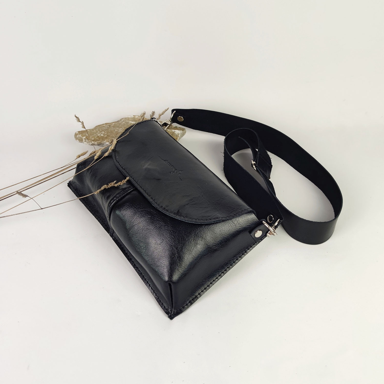 Kožená kabelka Ester Raw (čierna)
